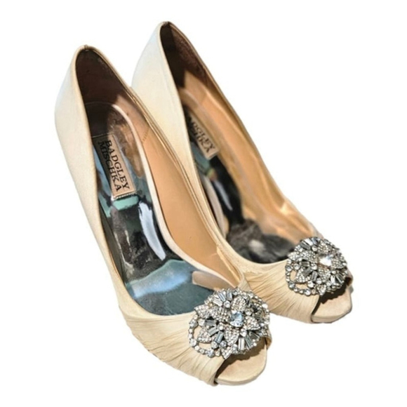 BADGLEY MISCHKA Cream Embellished Satin Peep-toe Pump. Size 71/2 M - Picture 11 of 14